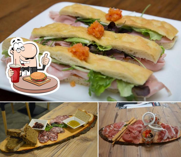 Ordina un hamburger a Ristosalumeria San Giovanni