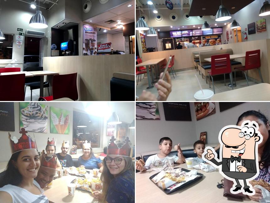 Sente em uma das mesas no Burger King