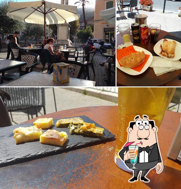 Dai un’occhiata alla foto che presenta la bevanda e interni di Bar 'Della Palma'