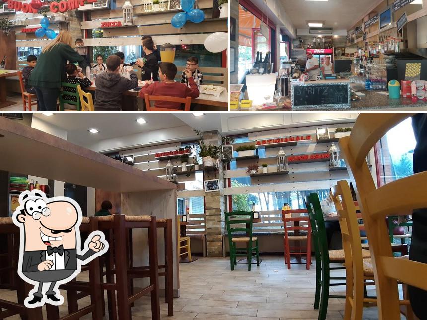 Siediti a un tavolo di Piadina Ciliegia