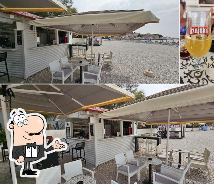 Beach Bar Maž si caratterizza per la interni e cibo