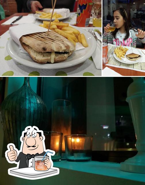 Guarda la foto che presenta la bevanda e cibo di Pizzeria Rusty Scottadito