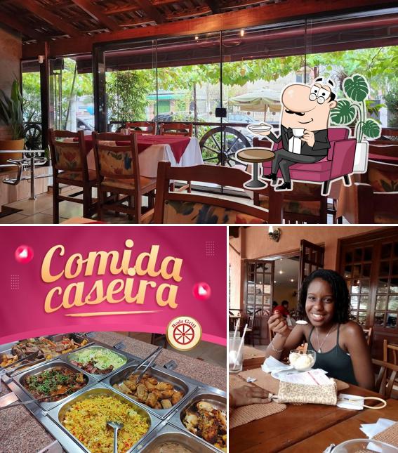 Sente em uma das mesas no Roda Grill