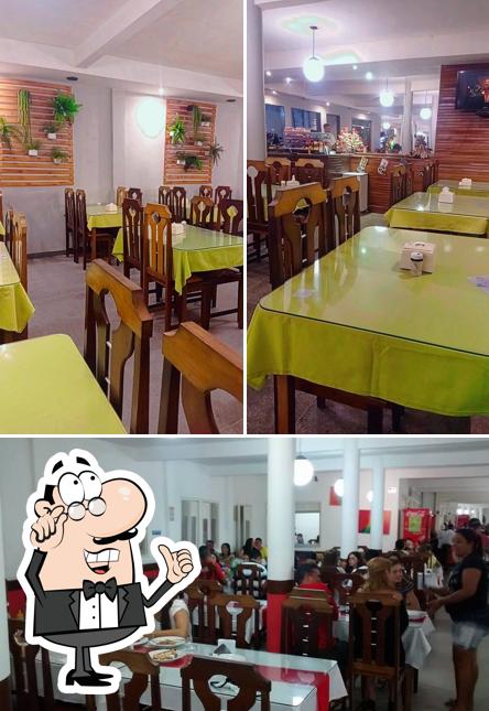 Sente em uma das mesas no Coité Center Pizza