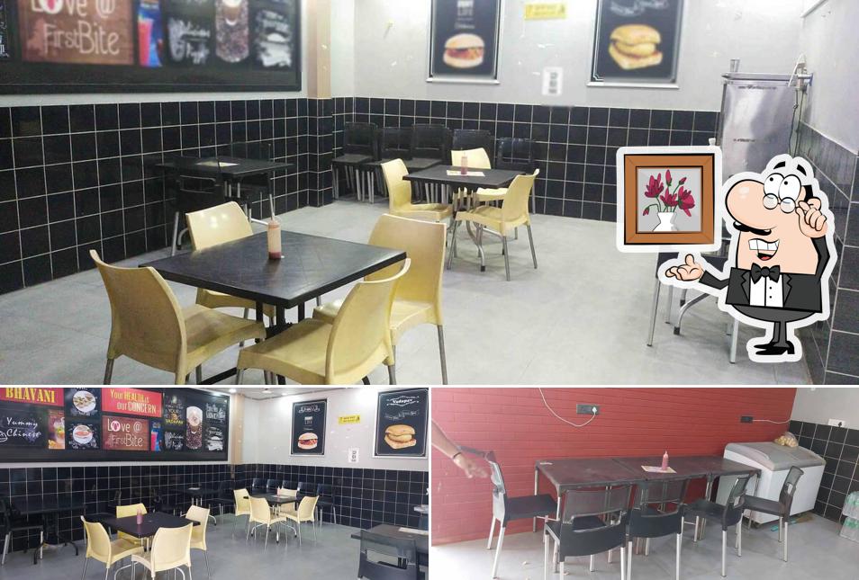 The interior of Jai Bhavani Vada Pav, Shobhagpura