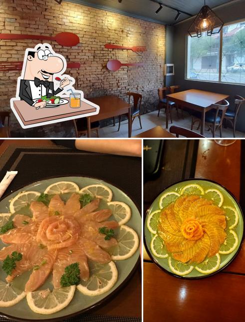Dê uma olhada a imagem mostrando comida e interior a Restaurante Família Regla
