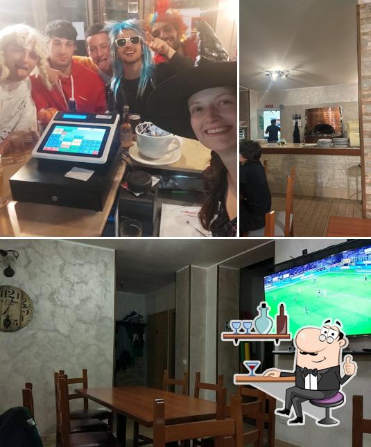 Siediti a un tavolo di Bar Pizzeria Oasi