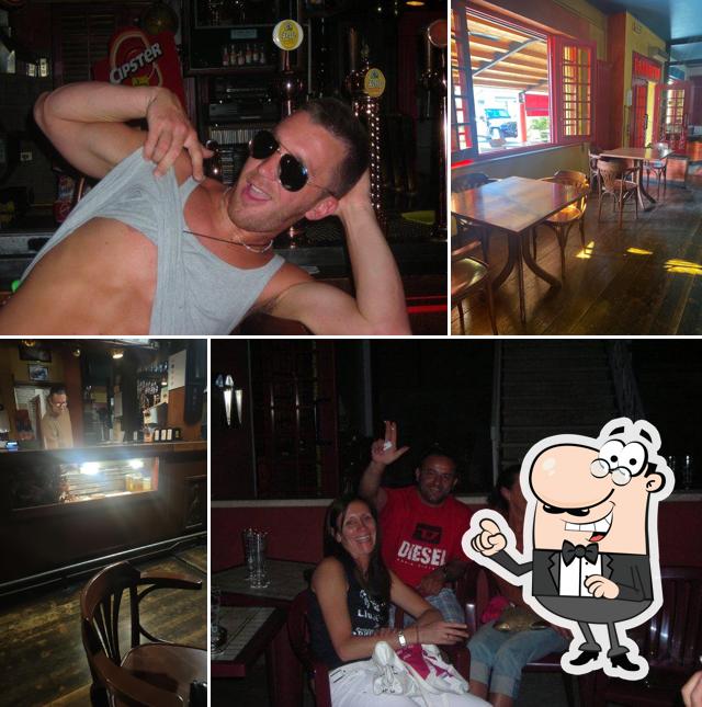 Siediti a un tavolo di Red Pub