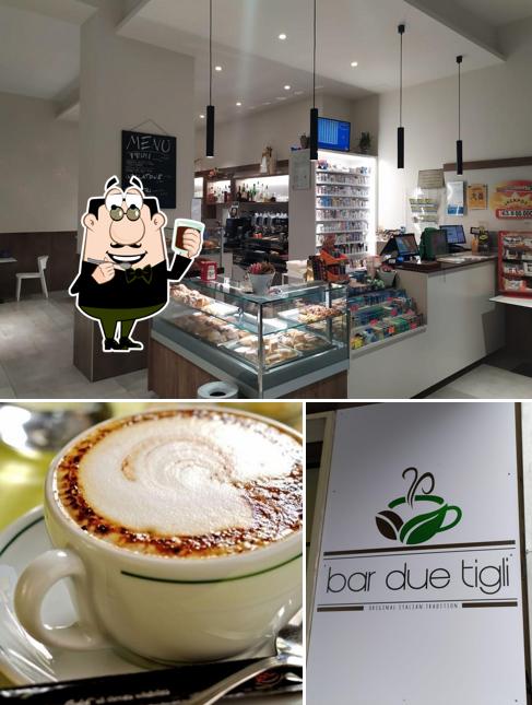 Goditi qualcosa da bere a Bar Due Tigli