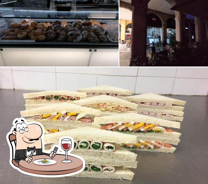 Bar Torlonia si caratterizza per la cibo e interni