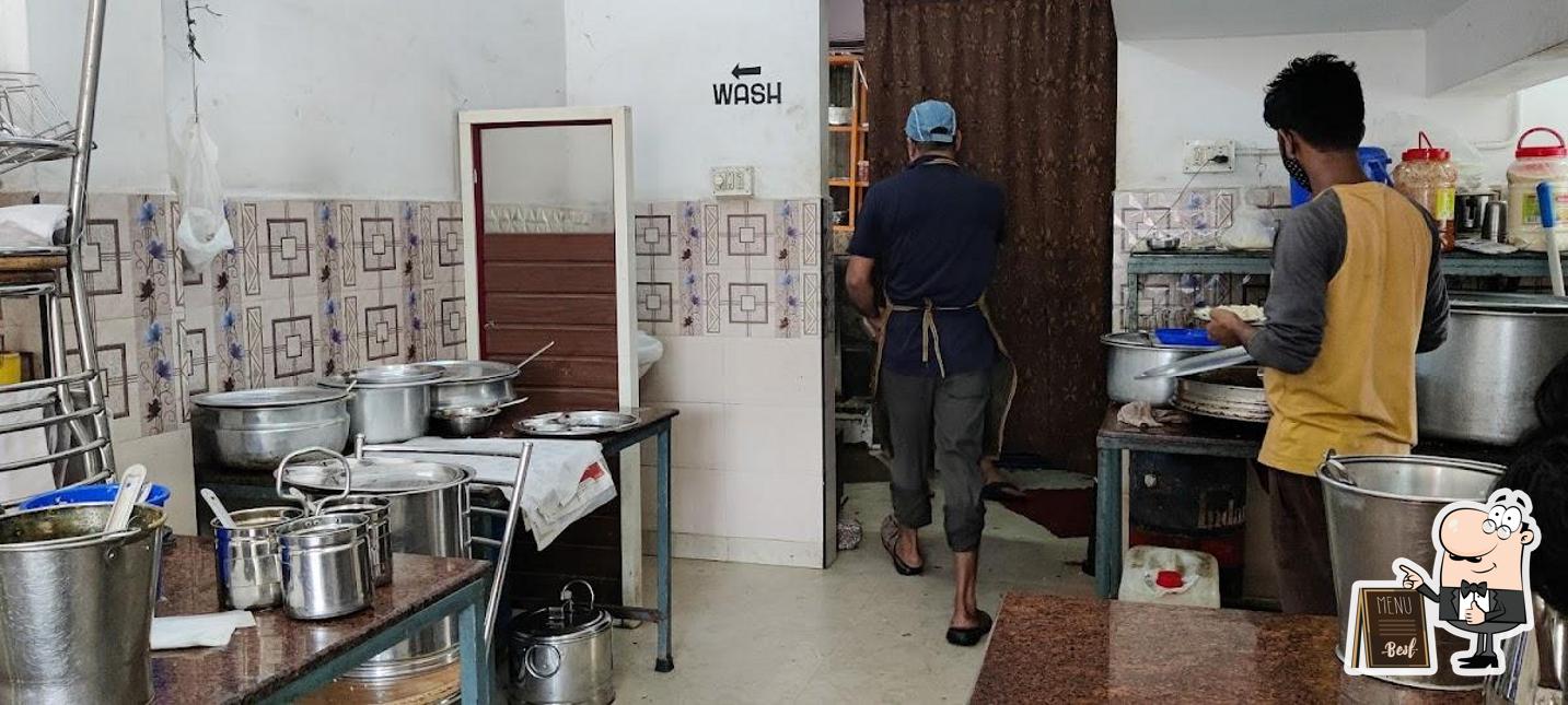 Look at the picture of സലാമിന്റെ ചായക്കട