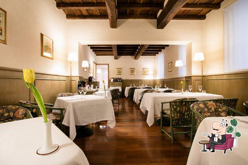 Siediti a un tavolo di Ristorante Delle Notarie