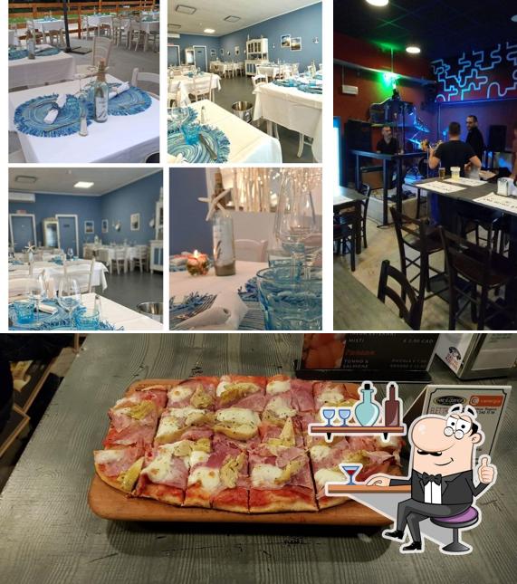 Guarda la immagine che mostra la interni e pizza di Old River Pub