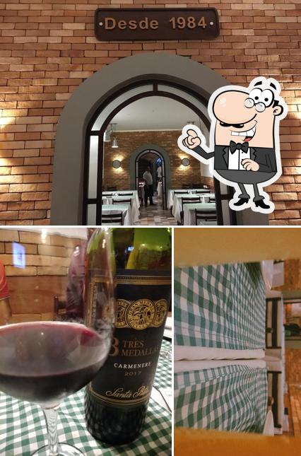 A interior e vinho do restaurante