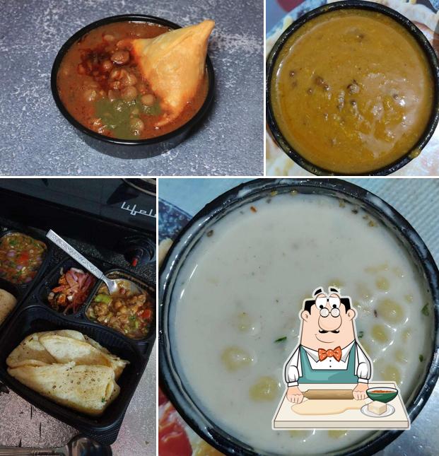 Samosa at Delhiwale Bittoo Ji Ke Amritsari Chur Chur Naan Aur Chhole Kulche