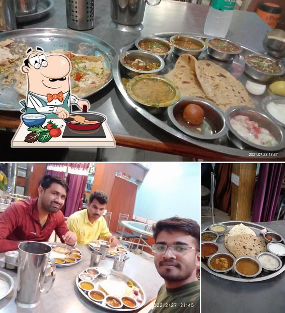 Chicken curry at Kamakshi Bhojnalay