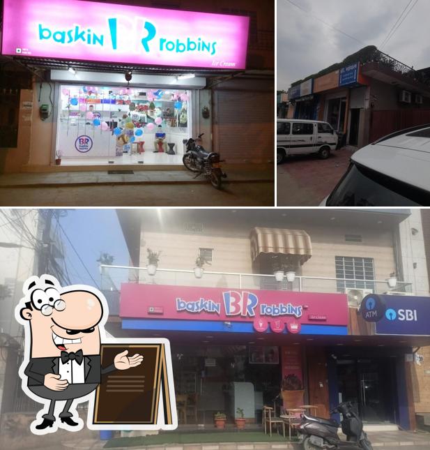 The exterior of Baskin Robbins
