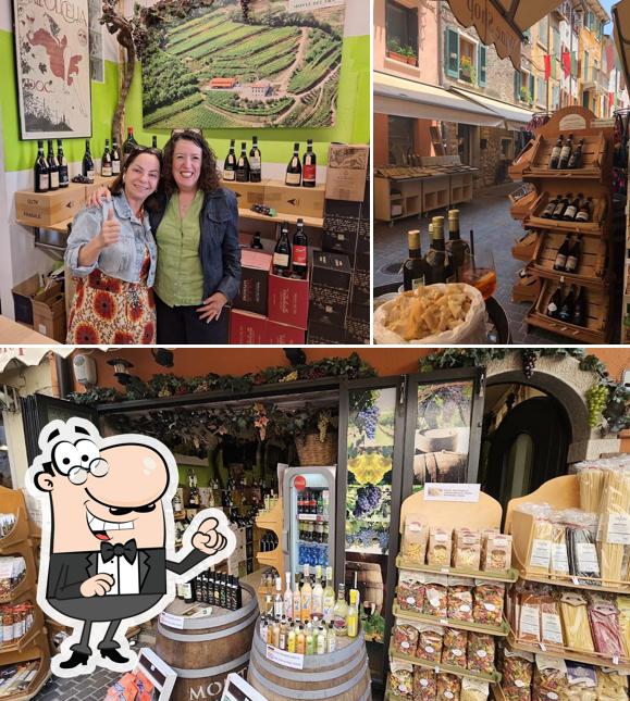 Dai un'occhiata agli interni di Vinoteca Delizia