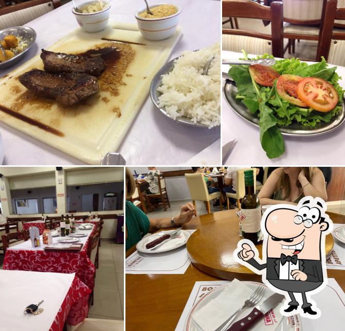 Sente em uma das mesas no O Bom da Picanha