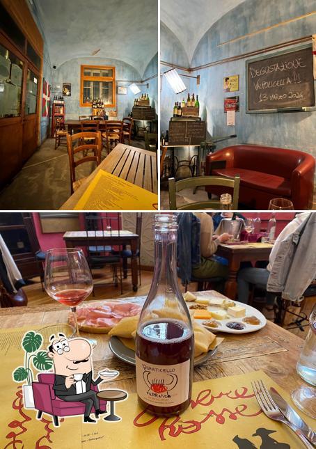Gli interni di Enoteca Ombre Rosse Parma