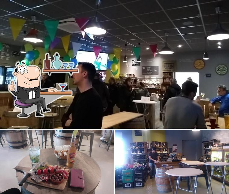 Installez-vous à l'une des tables de The Place 2 Beer