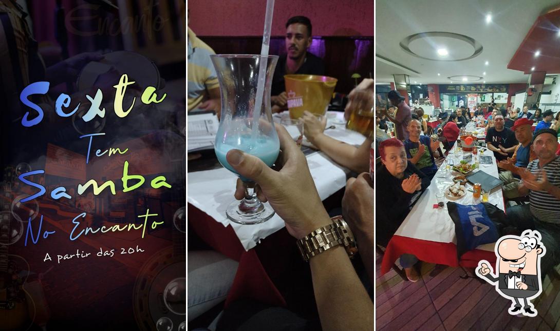 Sente em uma das mesas no Encanto Delivery