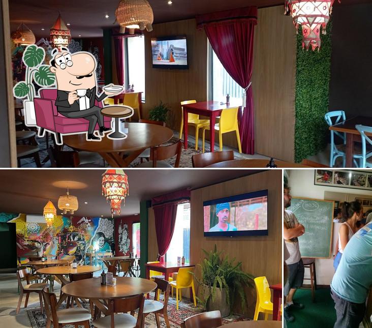 A foto a Tuk-Tuk Restaurante - Comida Indiana e Tailandesa’s interior e quadro-negro