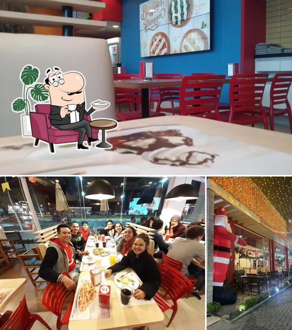 Veja imagens do interior do Habib's Atibaia
