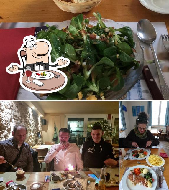 La foto di tavolo da pranzo e cibo da Restaurant Gemse