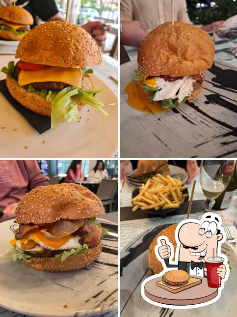 Ordina un hamburger a Pizzeria Woodpecker - Milano Marittima