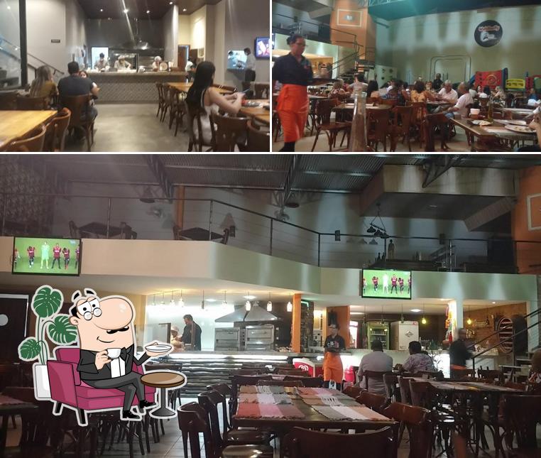 Sente em uma das mesas no Waldinelly Pizzaria
