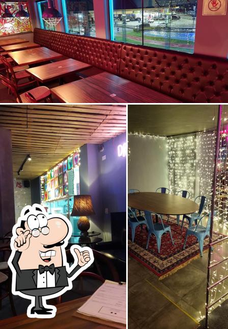 Sente em uma das mesas no Mr. Texas