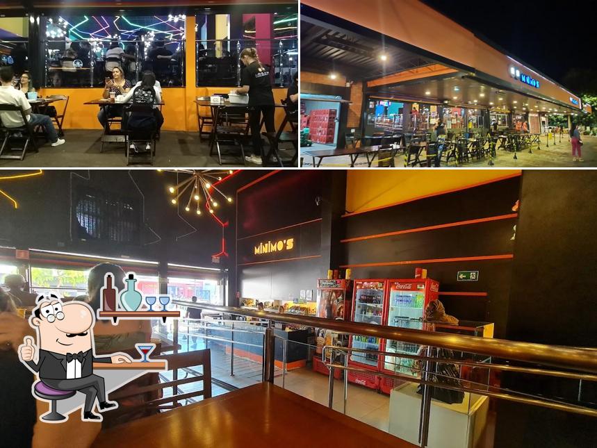 Sente em uma das mesas no Mínimo's - Rodízio de mini-gostosuras