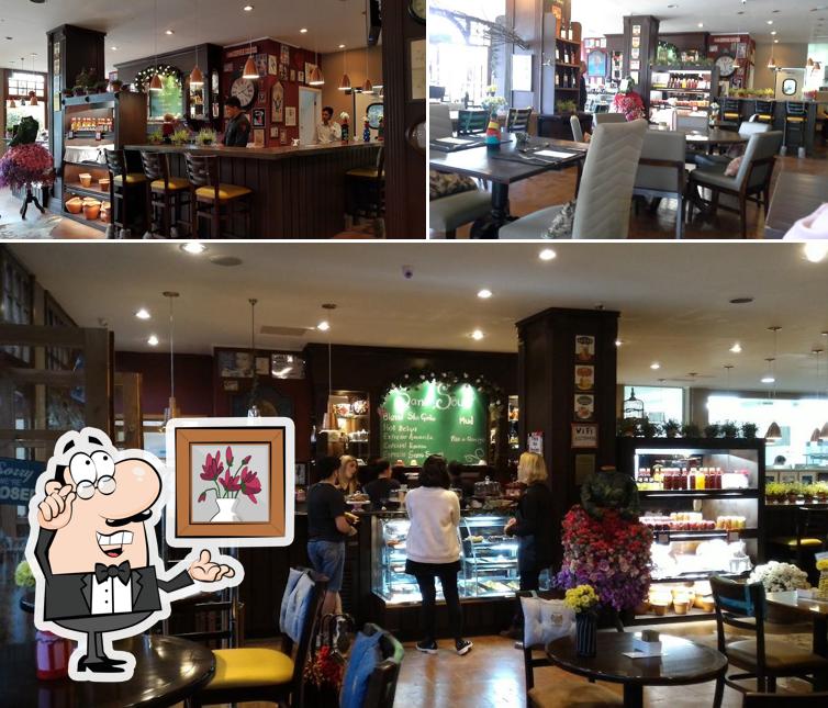 Sente em uma das mesas no Sans Souci Café e Confeitaria