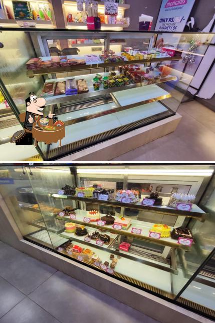 Meals at MONGINIS CAKE SHOP (SECTOR-21)