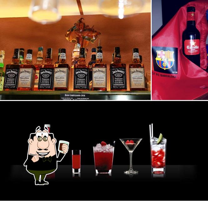 Goditi qualcosa da bere a Teen Agers Pub