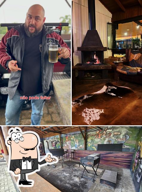 Confira a imagem ilustrando interior e bebida a Assados da Cabanha