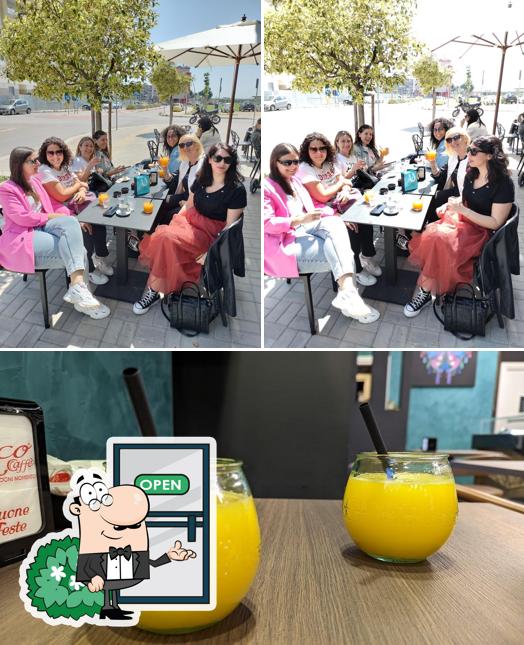 Tra le varie cose da Papè Coffee Lab si possono trovare la esterno e cibo