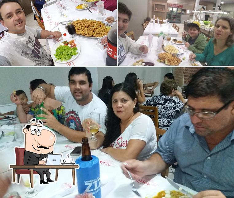 Sente em uma das mesas no Restaurante Bokão Campinas
