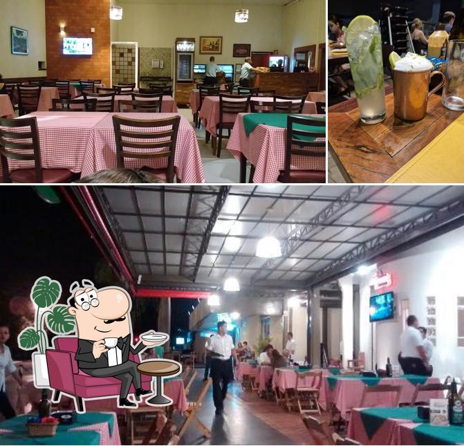 Sente em uma das mesas no Pedaço da Pizza