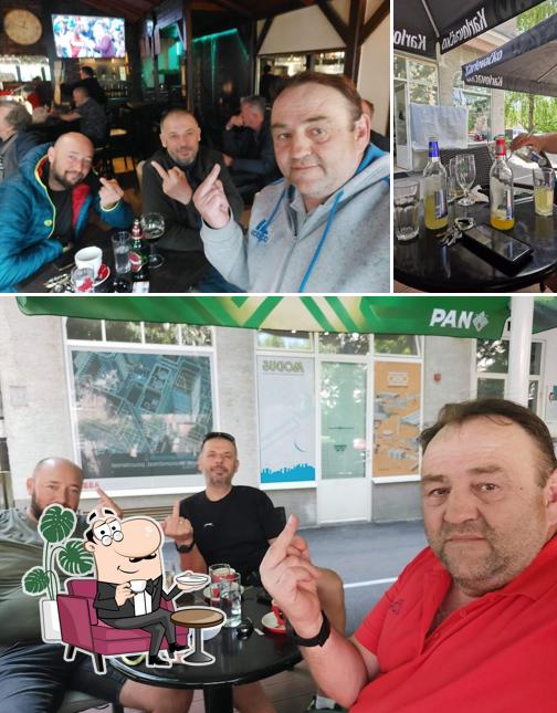 Dai un'occhiata agli interni di Caffe Bar Julius