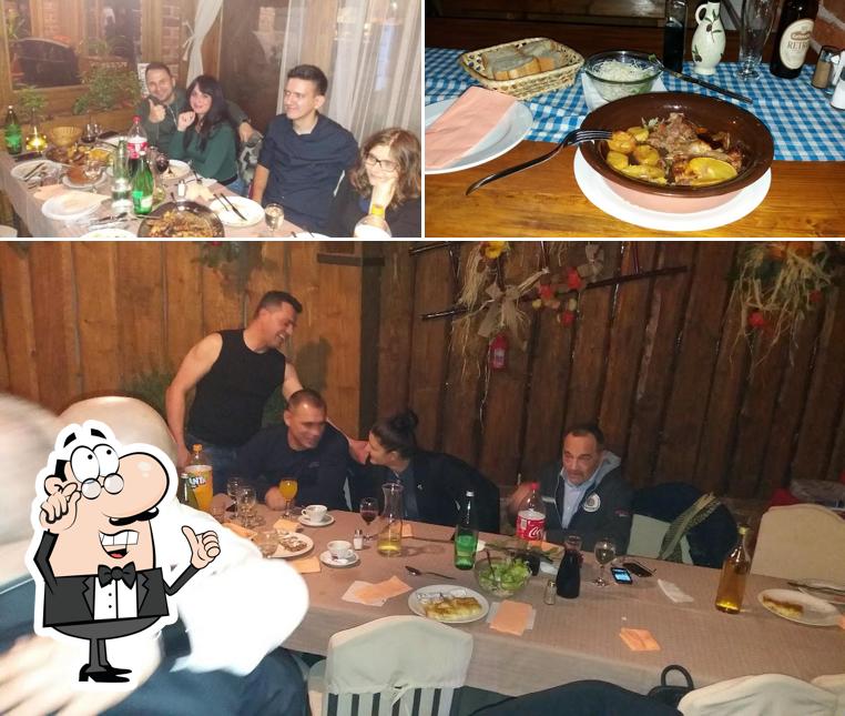 Questa è la foto che presenta la interni e cibo di Hostel Party