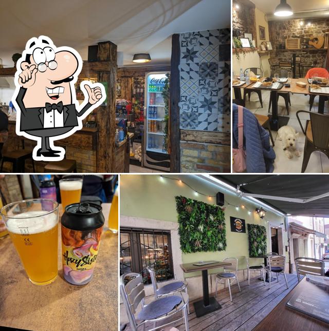 Dai un'occhiata agli interni di Smash Burger Place