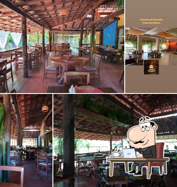 Sente em uma das mesas no Cabana da Empada