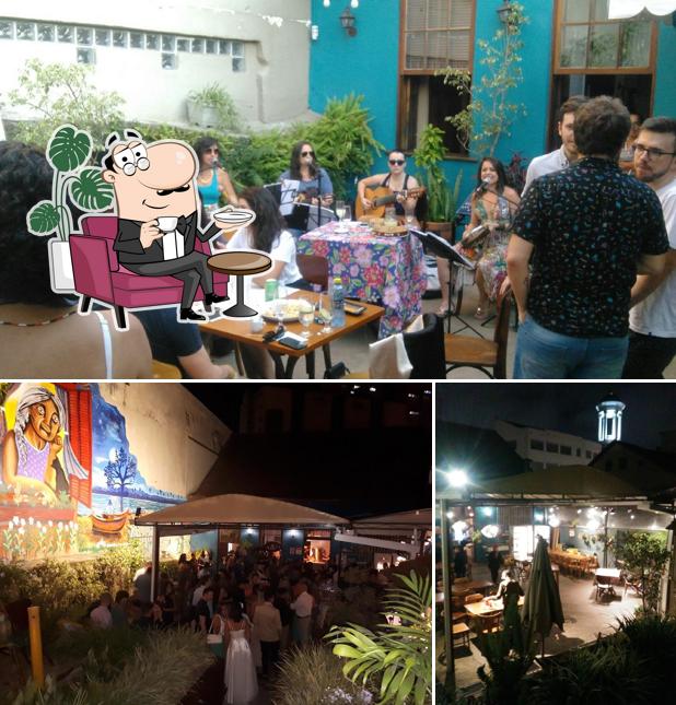 Sente em uma das mesas no A Caiçara - Cozinha Litorânea