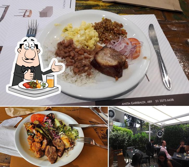 A imagem da comida e mesa de jantar a O Galo Cinza