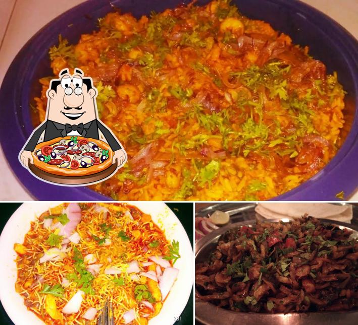 Pick pizza at Khaugalli katta