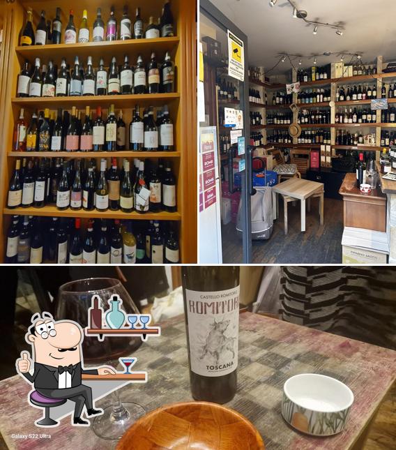 La foto di interni e bevanda da Wine Art Di Tiziana Ciampetti E C