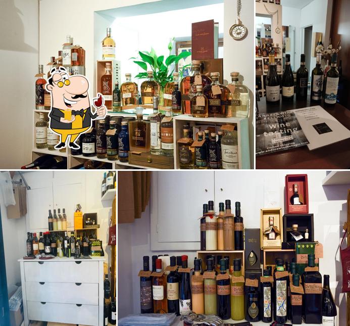 Degusta un bicchiere di vino a Enoteca Andrea Wine Bellagio Shop