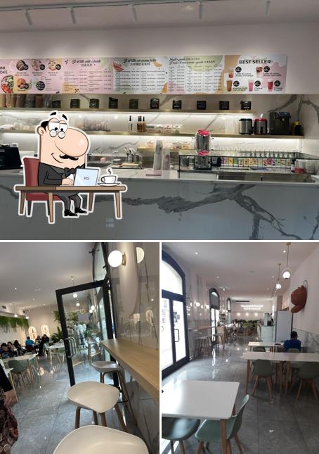Gli interni di Poke’& MeeTea Bubble Tea 奶茶
